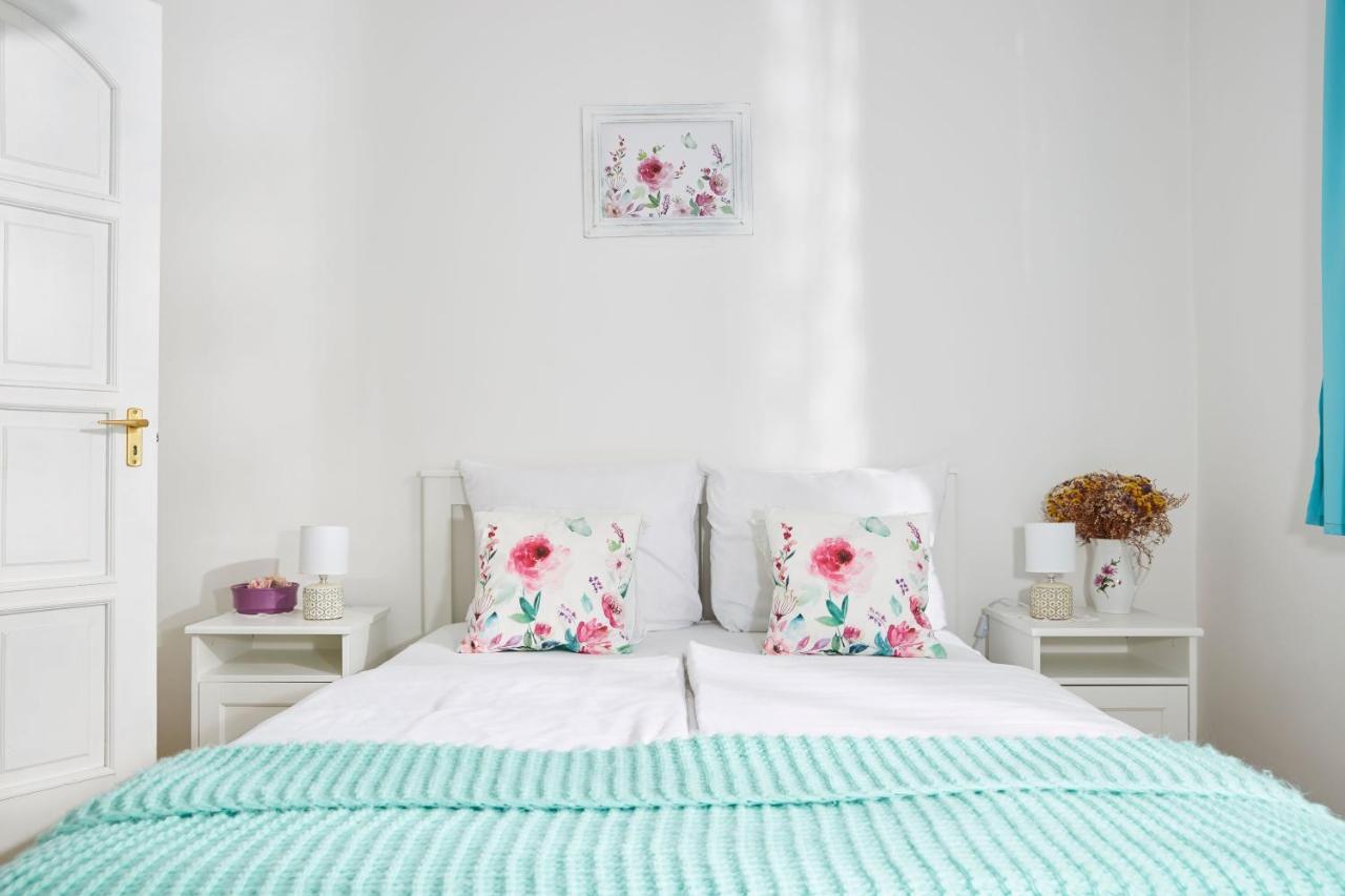 Szarka Vendeghaz Es Pince Apartment มาด ภายนอก รูปภาพ